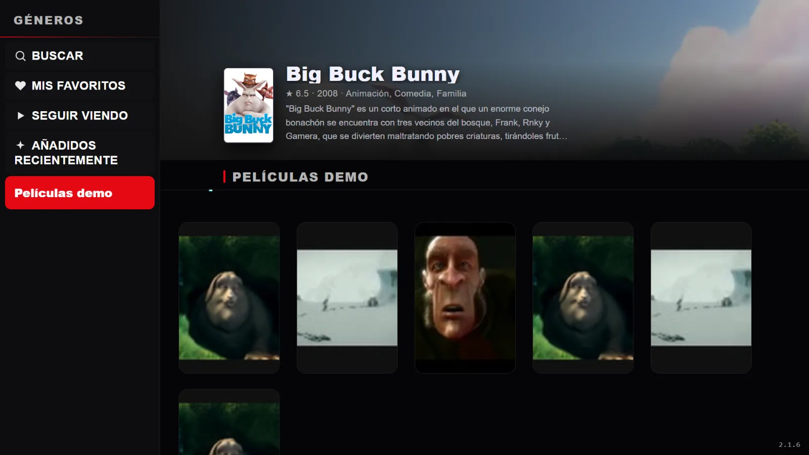 Videoteca de películas de RSKTV Player Pro: columna de géneros a la izquierda con Buscar, Favoritos, Seguir viendo y Añadidos recientemente; arriba, el póster, la valoración y la sinopsis de la película seleccionada, y después la cuadrícula de pósteres.